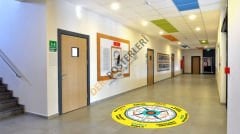 Yönler Okul Koridoru Yer Uygulaması